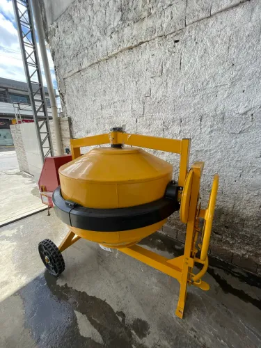 Betoneira Menegotti 400 litros, nova, pronta para uso.
