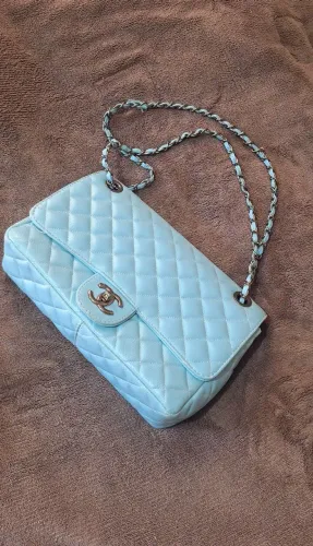 Bolsa da Chanel cor azul com alca trabalhada com corrente