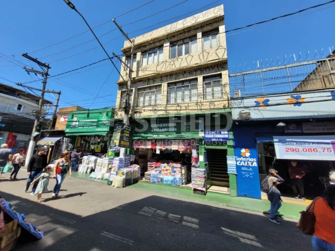 Sala com 15m2 (c/ banheiros externos) no centro de Santo Amaro