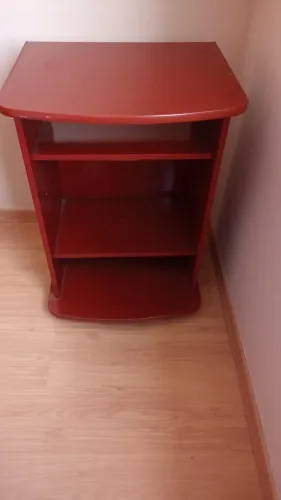 Rack pequeno com prateleiras em mogno para tv, som e etc.
