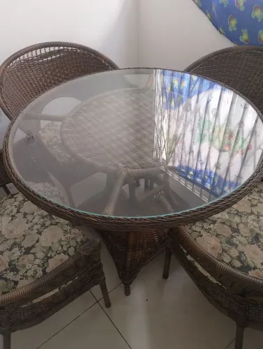 Conjunto mesa e cadeiras