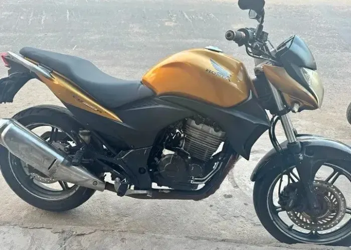 Vendo uma CB 300 para bairro interior *0 zap