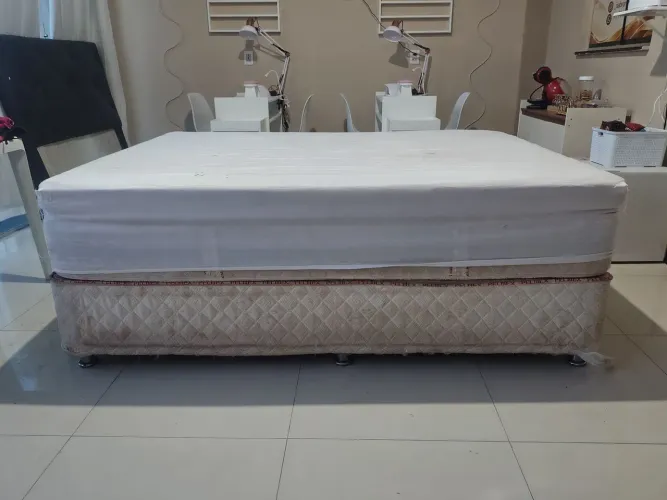 Cama box de casal PELMEX, com molas ensacadas.