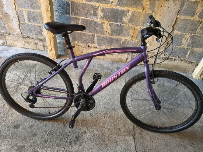 Bicicleta aro 26, 21 marchas, está semi nova,
