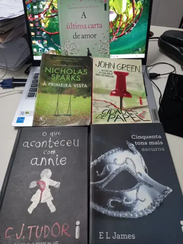 Livros variados.
