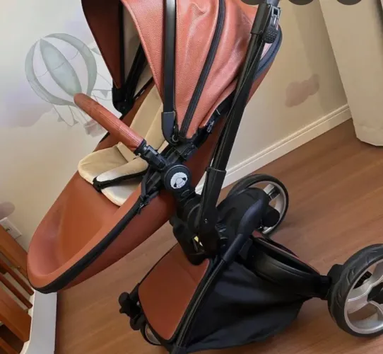 Carrinho de bebê com bebê conforto