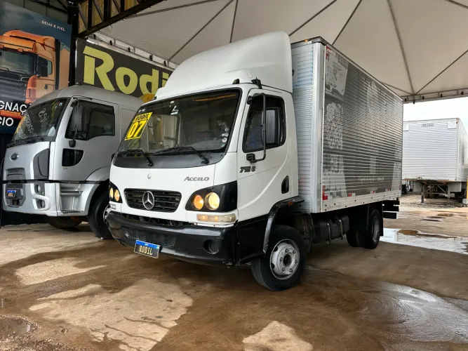 Mercedes Benz 715 ano:2007 baú refrigerado