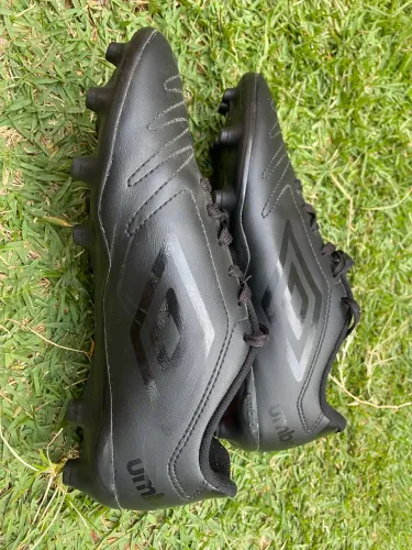 Chuteira de Campo Umbro Class