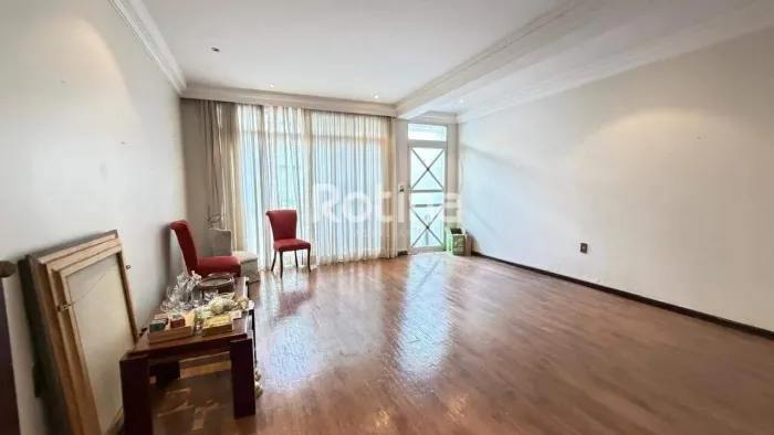 Casa Comercial à Venda no Centro de Uberlândia com 3 Quartos e 2 Vagas