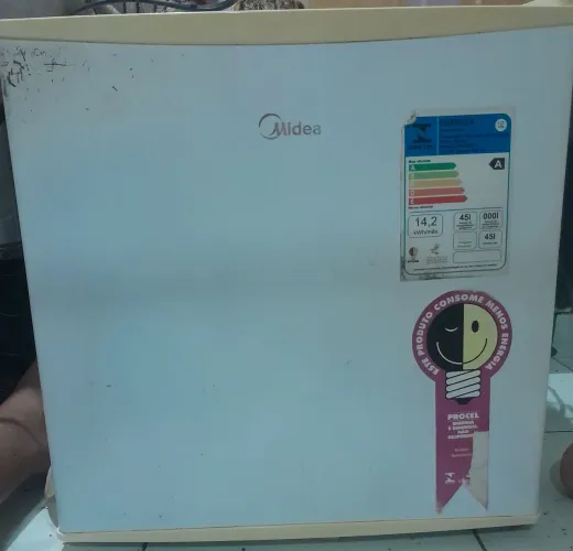 Frigobar midea 45 litros funcionando em perfeito estado apenas marcas de uso