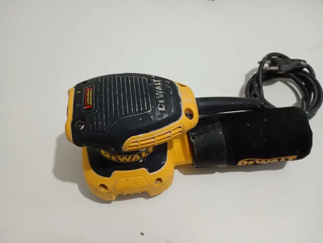 Lixadeira Profissional De Walt mod, de 6411 Por, 224 230 W, 127,230V.