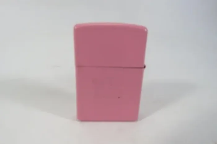 ISQUEIRO ZIPPO (01) corpo na cor Rosa - Funcionando - Basta colocar fluído. Código (A 07) 