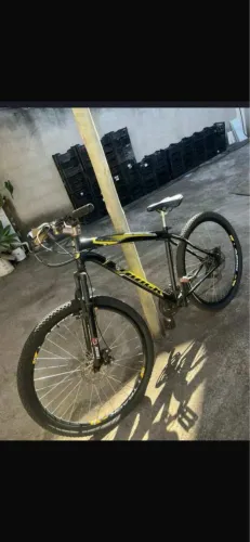 Bicicleta aro 29 amarela com preto 