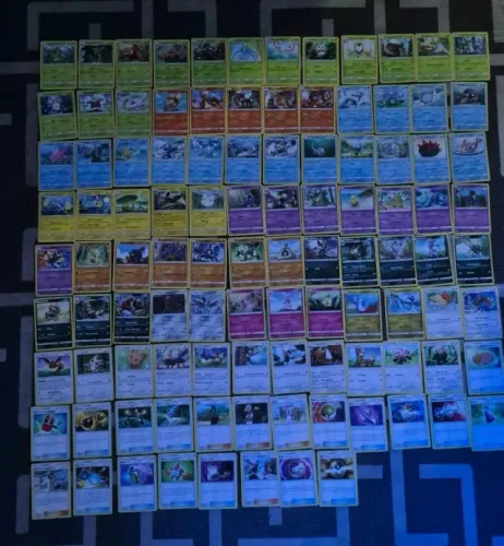 Lote com 104 cartas pokemon bordas amarelas