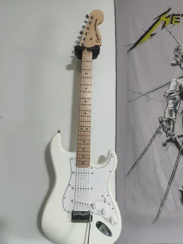 Guitarra Squier Affinity Stratocaster - Olympic White