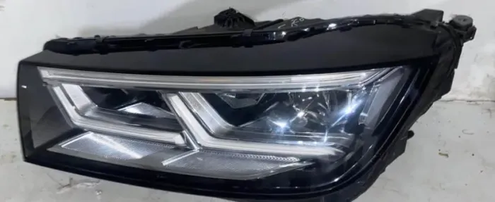 Farol esquerdo Audi Q5 Ano 2020