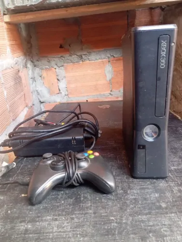 Vende-se xbox 360 em perfeito estado vai com o controle e todos só cabos necessário