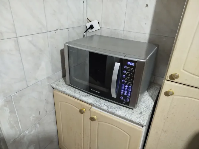 Microondas Electrolux Espelhado 31L 127v todo em aço INOX, com Grill e Painel Touch Screen