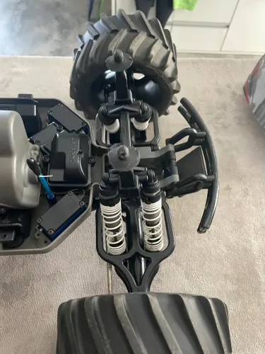Automodelo Traxxas E-Maxx 