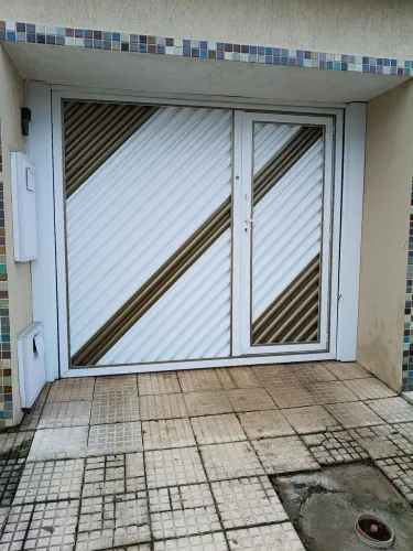 Portão automático com controle alumínio branco e bronze.