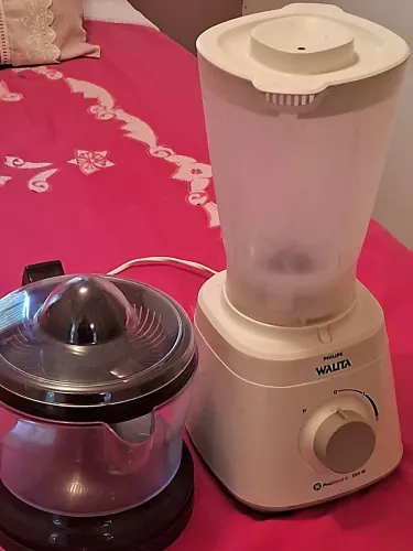 Espremedor de frutas um liquidificador