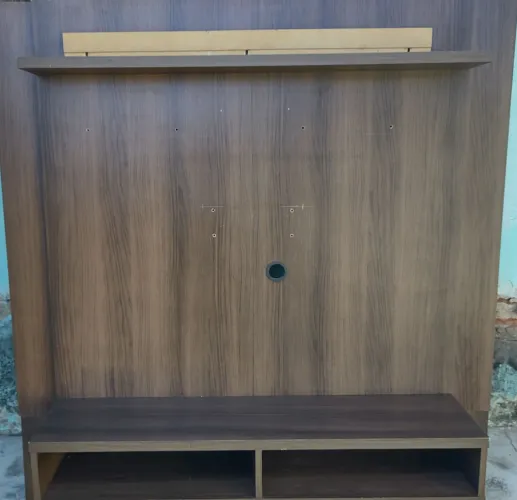 Painel com nichos e prateleira.
