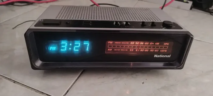 Radio relógio antigo RC4895 National
