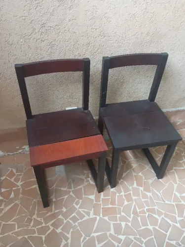 Vendo 2 cadeiras em madeira por R$ 100,00.