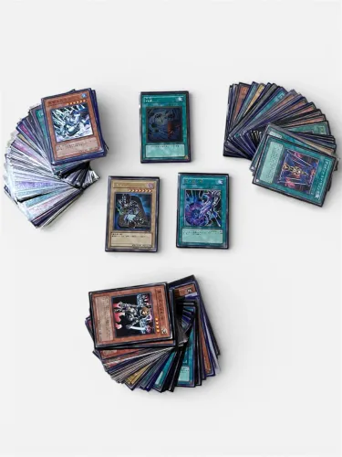 Lote com 132 Cartas de Yu-Gi-Oh! 