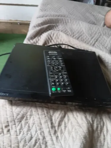 Aparelho de dvd em bom estado com controle funcionando bem valor a combinar tem que vim