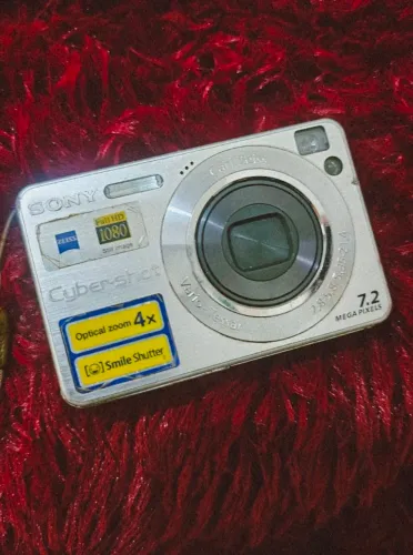 Câmera Digital Sony Cyber-shot DSC-W110 7.2 MP - Prata (Estilo Y2K / Vintage)