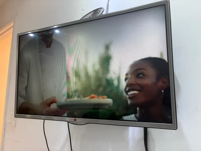 Tv LCD 32 LG desapego - problema intermitente imagem apaga  
