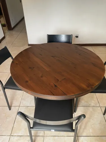 Mesa Tok-Stok de madeira maciça + 4 cadeiras