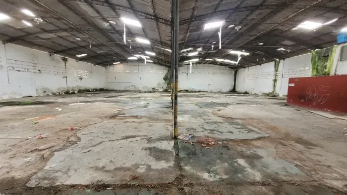 Vendo excelente galpão comercial muito bem localizado no melhor trecho da Várzea.