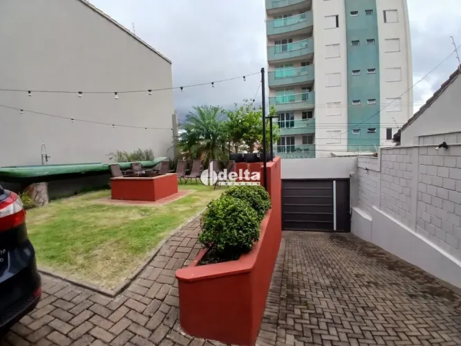 Casa residencial com 4 suítes disponível para venda no bairro Lidice em Uberlândia - MG.