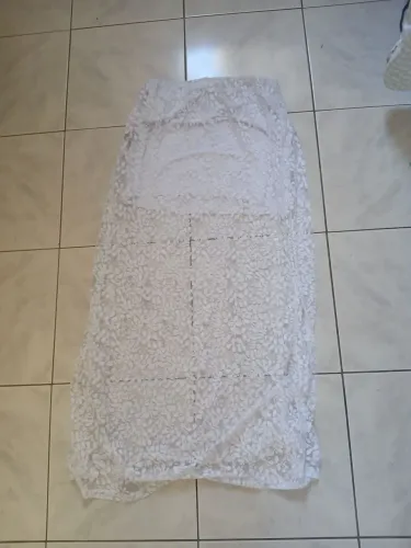 Saia longa branca com detalhes de flores transparente 