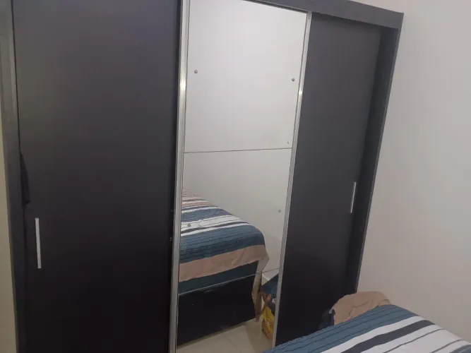 Vendo Guarda roupa portas de correr com espelho