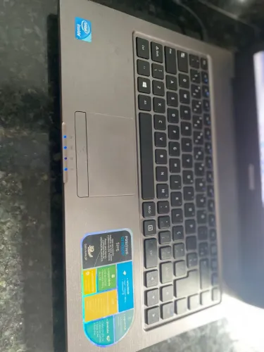 Notebook Positivo. Carregador novo. Funciona apenas no carregador. R$250.