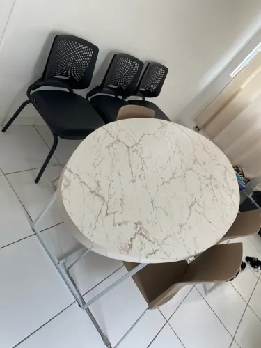 Mesa e cadeiras para escritório
