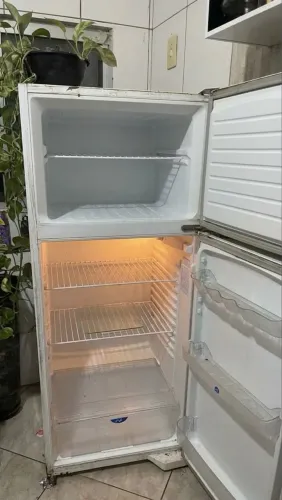 Geladeira Dako 370 litros gelo seco