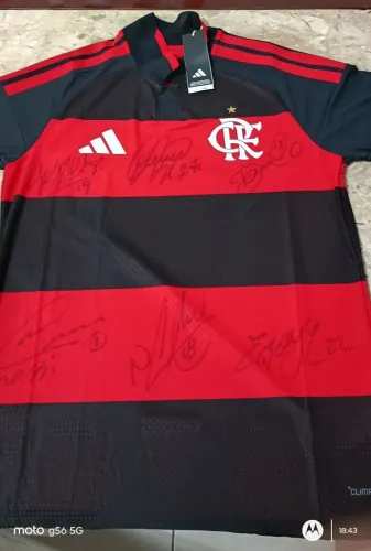 Camisa Oficial do Flamengo Autografada por 6 jogadores do Elenco
