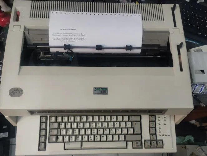Máquina de escrever IBM 6783 funcionando com garantia