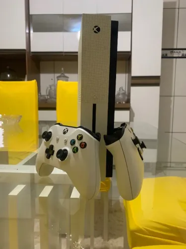 Xbox One S - 2 Controles Originais - 1TB de Armazenamento 