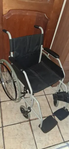 Cadeira de rodas e cadeira de banho.