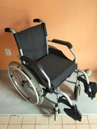 CADEIRA DE RODAS EM ALUMÍNIO 
