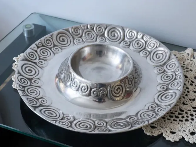 Petisqueira Antiga em Estanho (Pewter) com Molheira Integrada - 36cm Trouxe dos EUA.