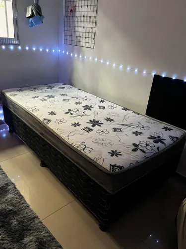 Cama de solteiro em bom estado, sem cabeceira, colchão acoplado.
