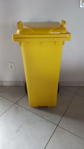 Lixeira 120 litros de ótima qualidade