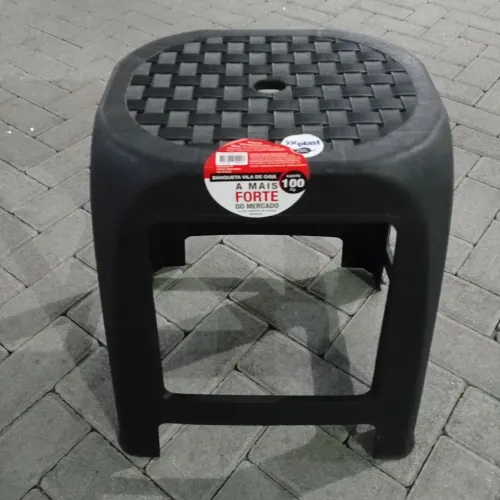 Vendo banquetas de plástico residente novas