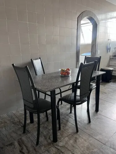 Mesa de Jantar com Tampo de Granito + 6 Cadeiras Resistentes